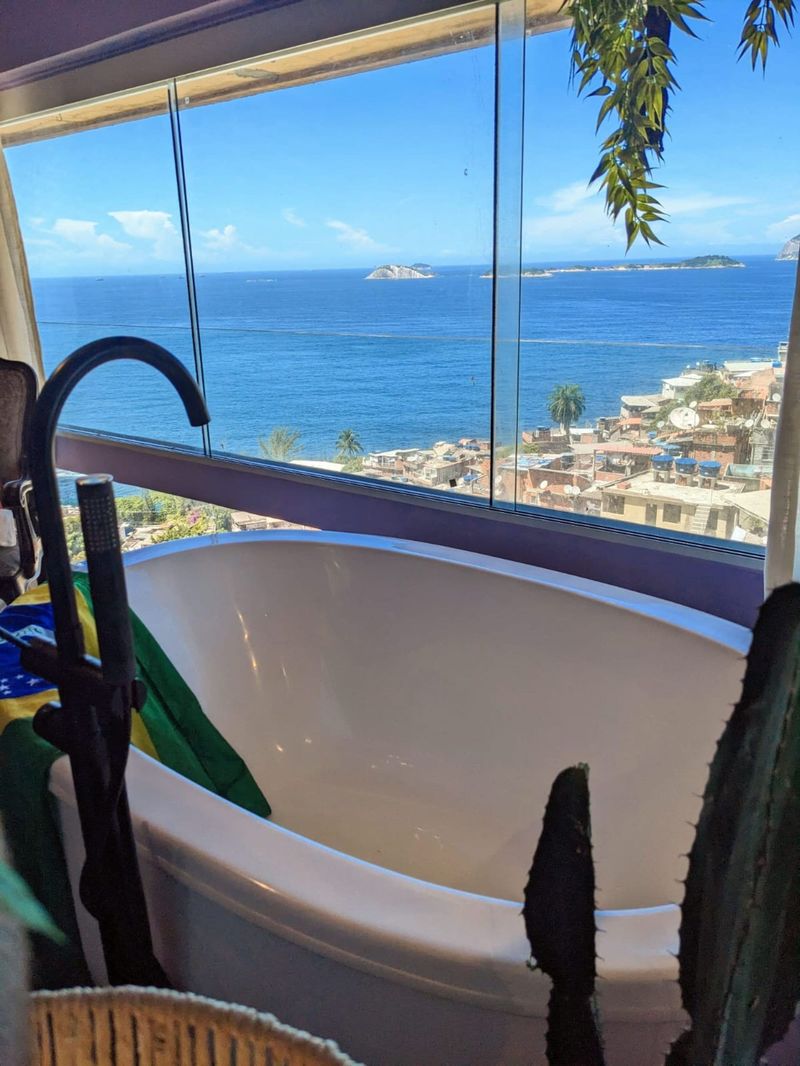 The freestanding soaking tub at the window over the ocean