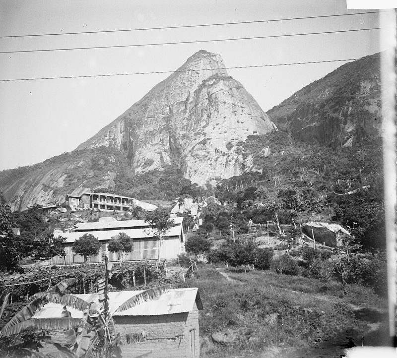 Houses on Avenida Niemeyer under the Dois Irmãos, between about 1916 and 1923