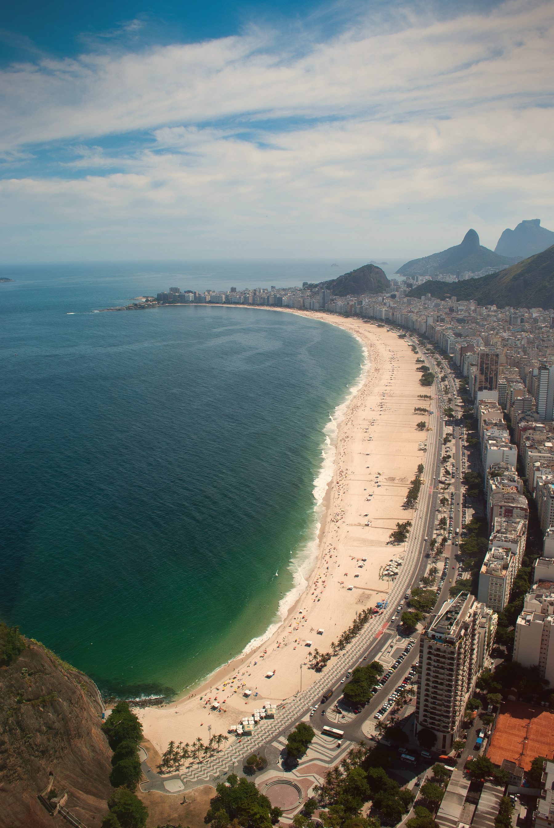 Strand von Copacabana, der sich am Atlantik entlang krümmt