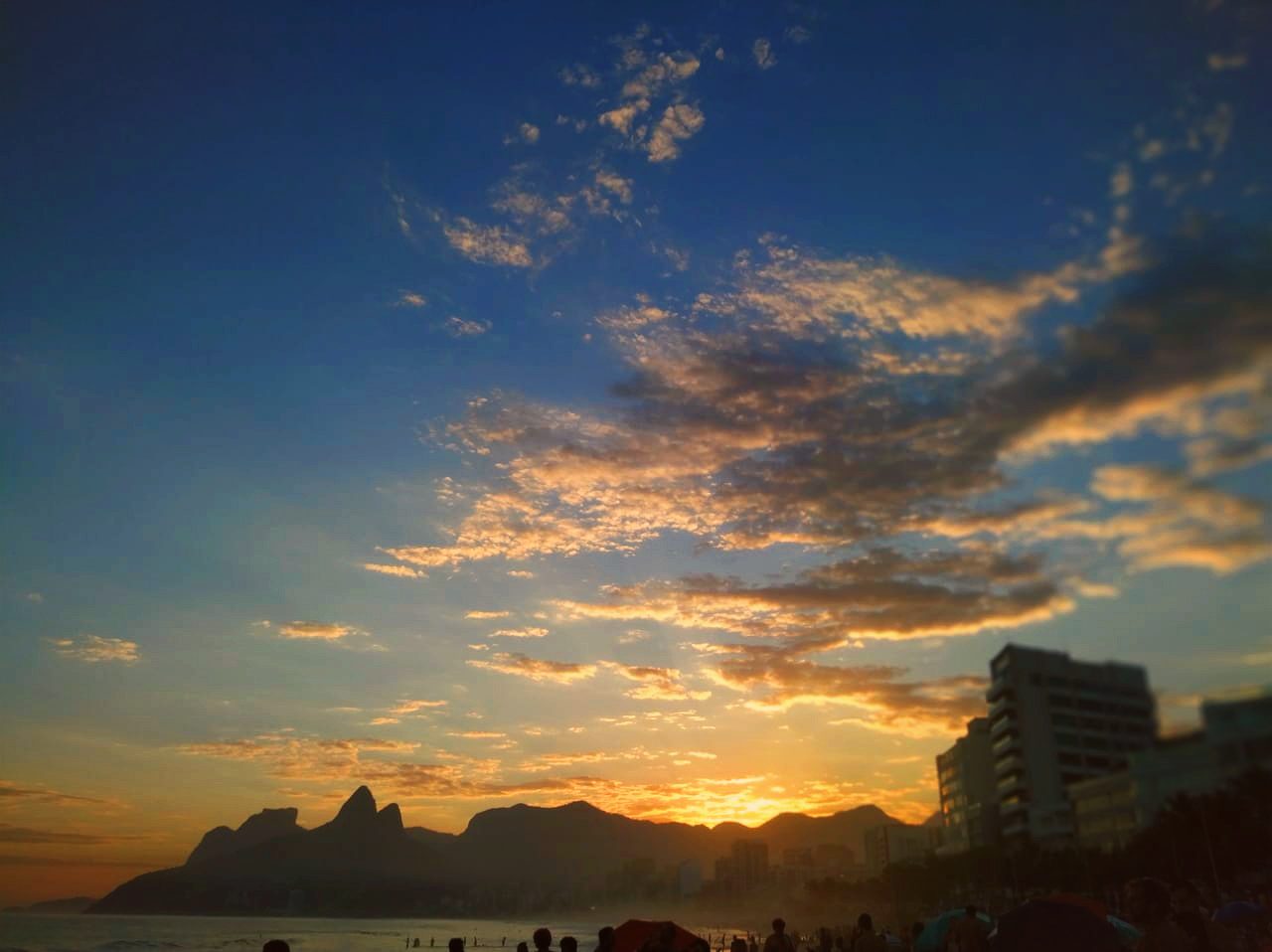 Picos gêmeos dos Dois Irmãos acima de Vidigal