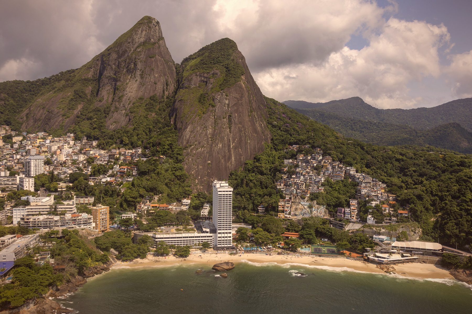 Praia de Vidigal com o hotel Sheraton e afloramento rochoso