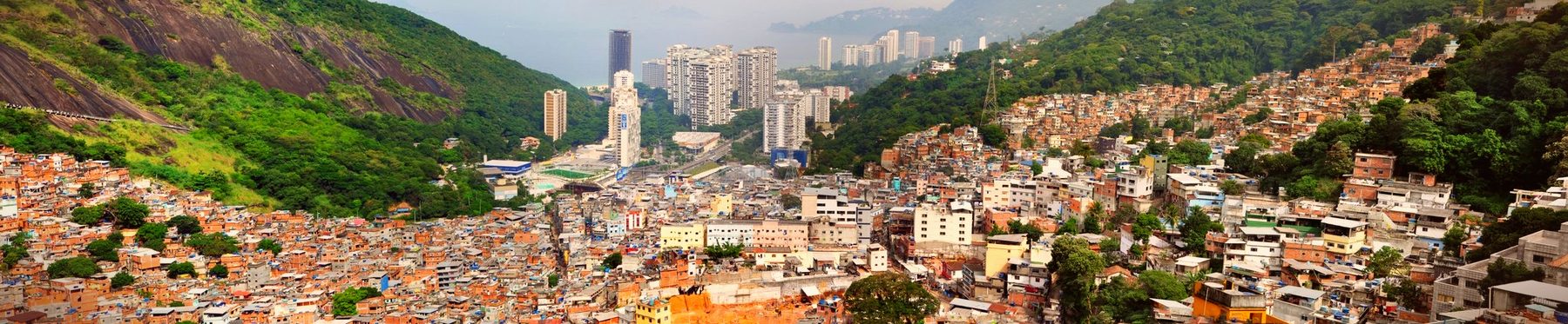 Panoramablick auf eine Favela in Rio von einem hochgelegenen Aussichtspunkt