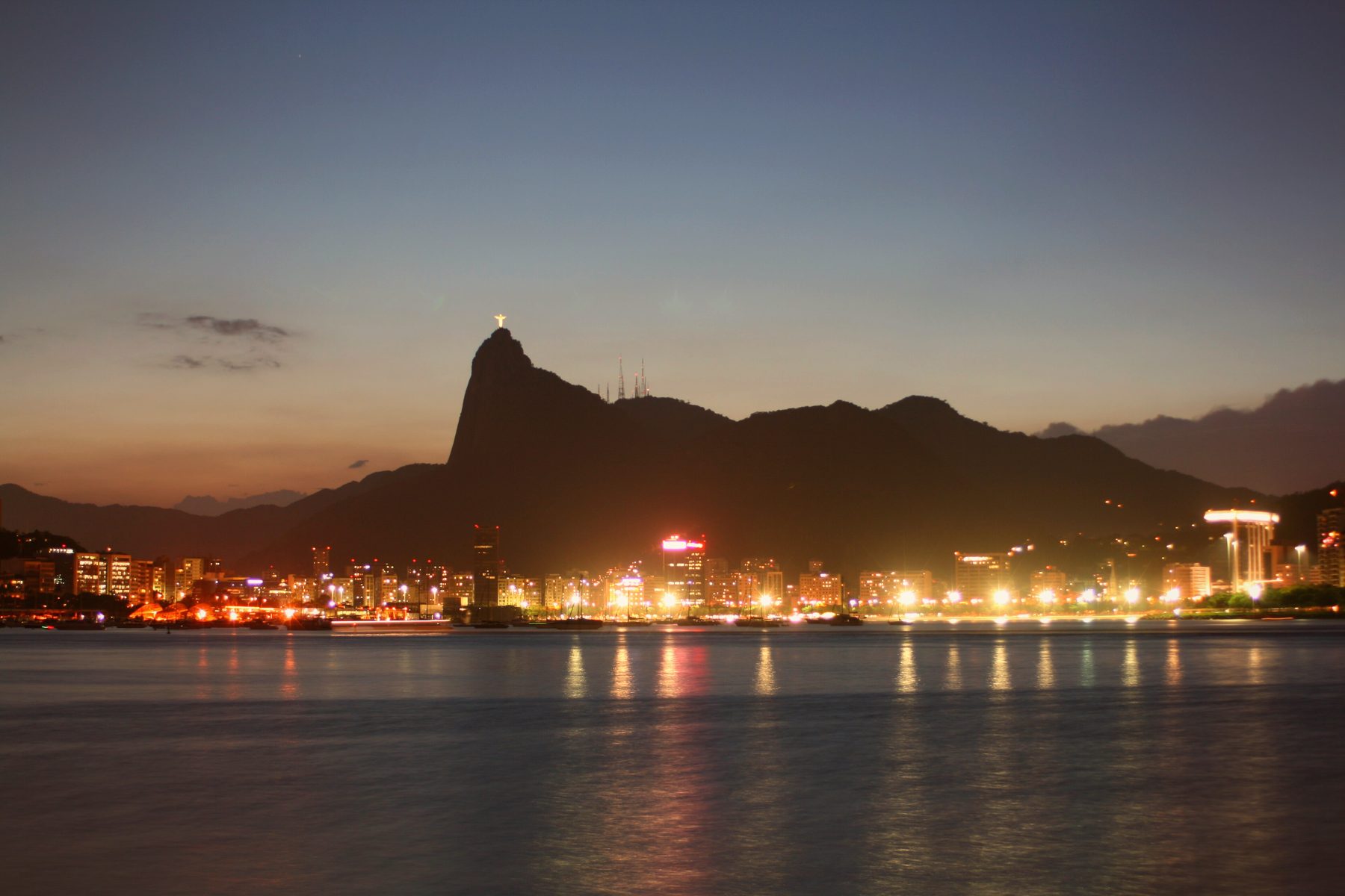 Rio de Janeiro visto do alto com o Pão de Açúcar ao fundo
