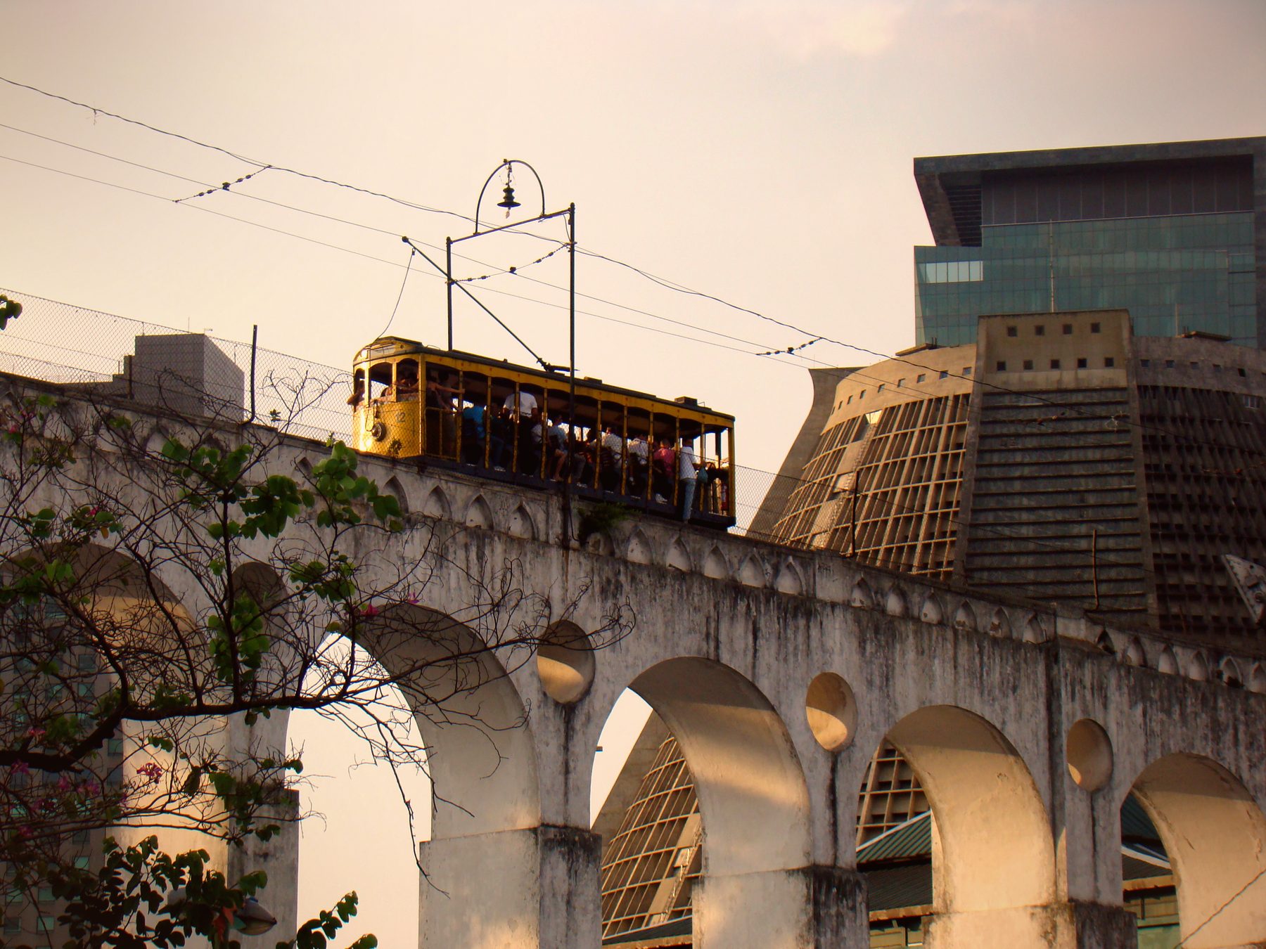 Arcos da Lapa à noite no Rio