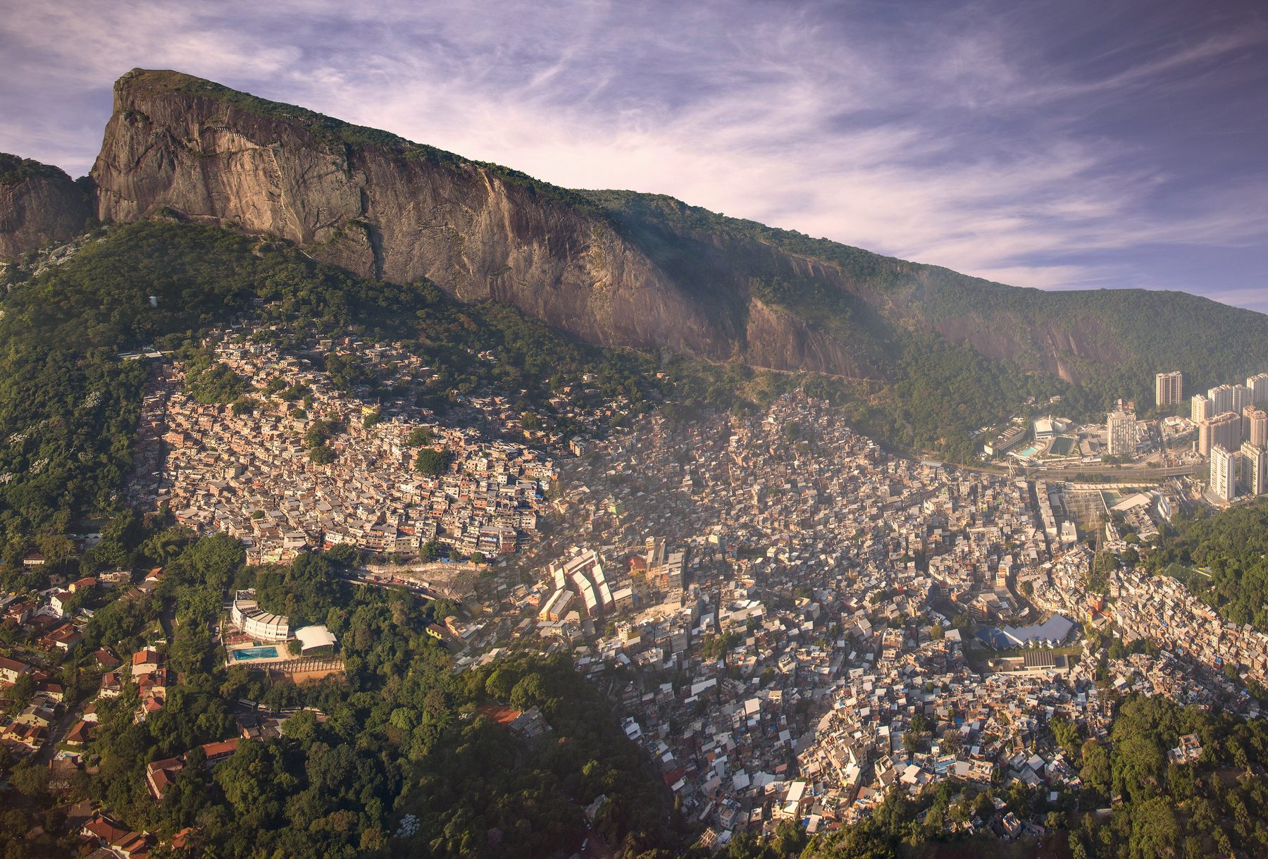 Favela Rocinha von oben, die größte Community Rios