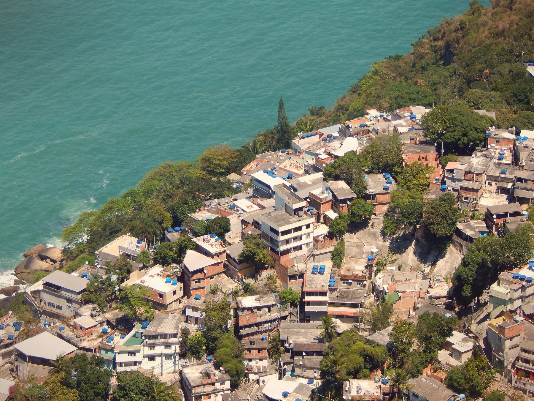 Dächer der Favela Vidigal, die sich zum Meer hin staffeln