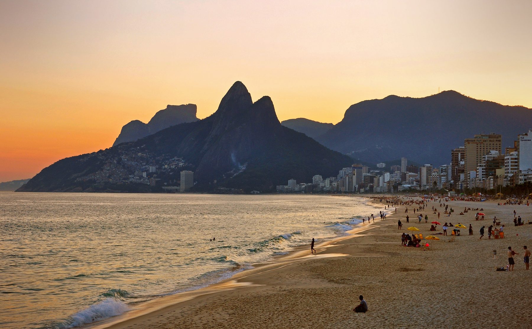 Atardecer en la playa de Ipanema con multitudes aplaudiendo al sol