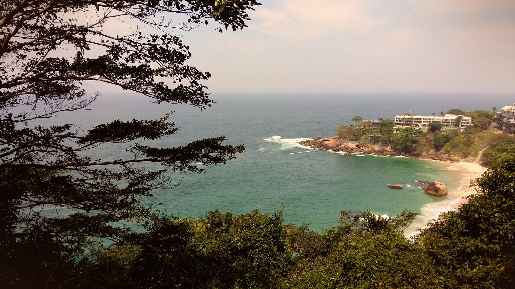 Praia do Vidigal mit Felsvorsprung und kleinen Fischerbooten