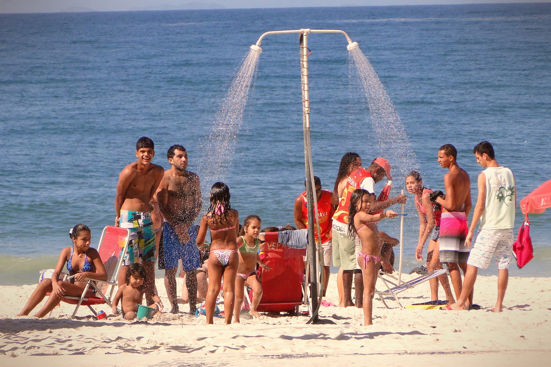 Überfüllter Strand von Copacabana in Rio